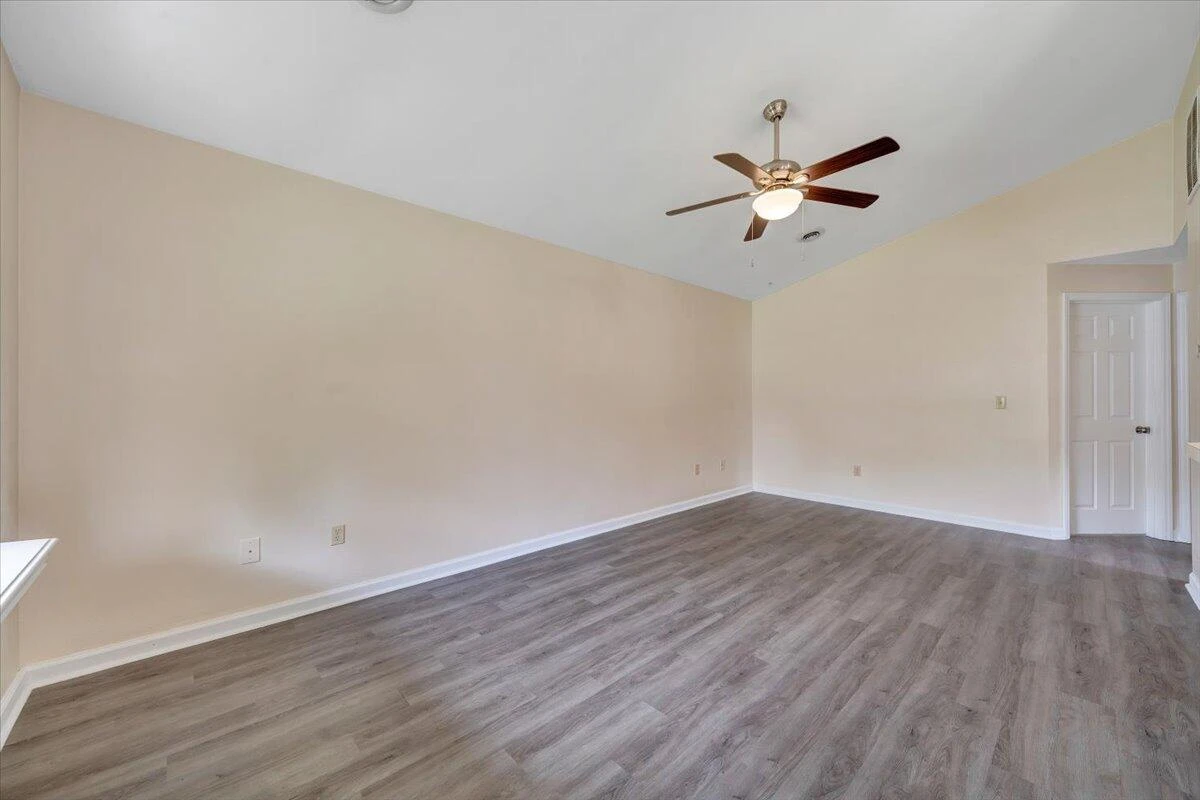 1554 Riverdale RD - Photo 5