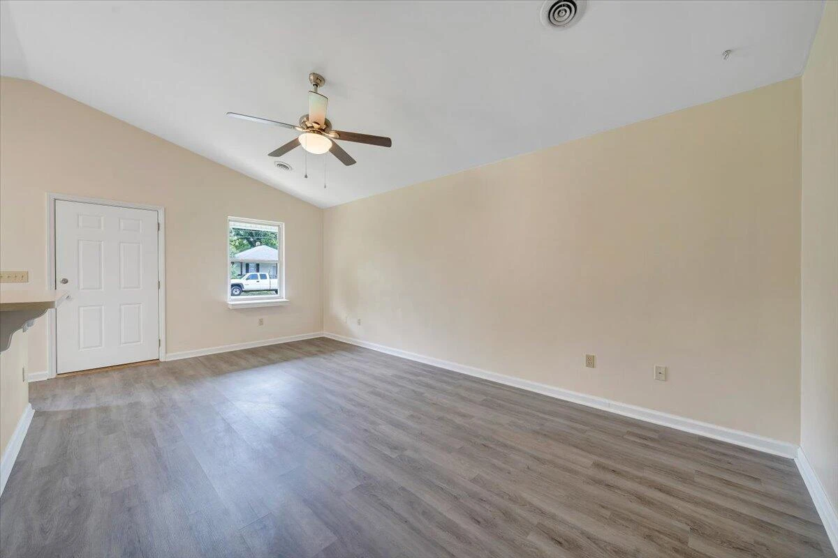 1554 Riverdale RD - Photo 6