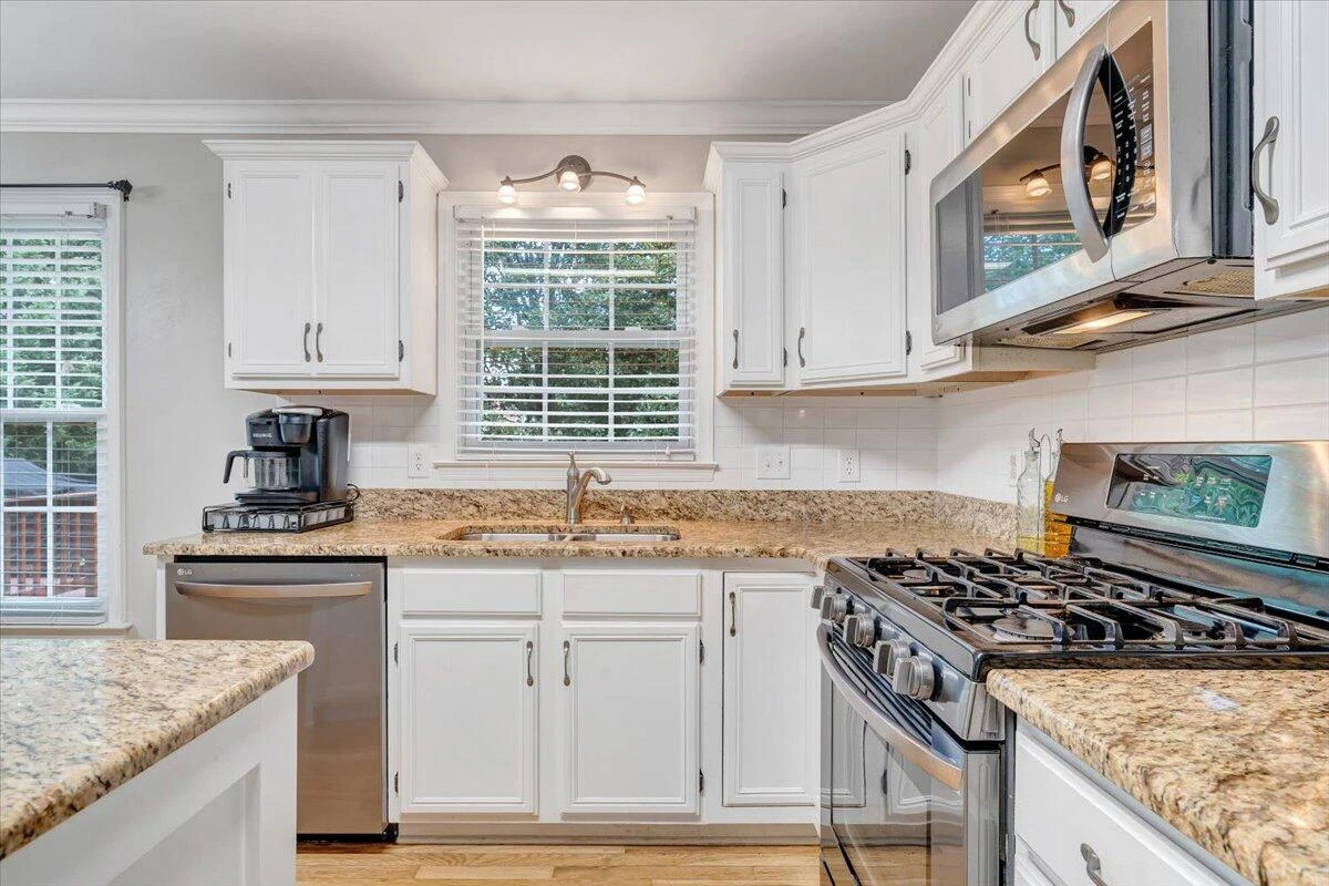 1809 Ashbury DR - Photo 8