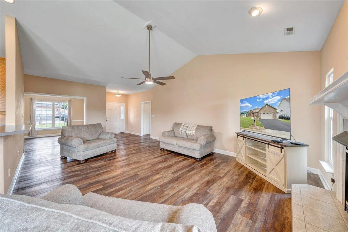 1380 Crutchfield ST - Photo 9