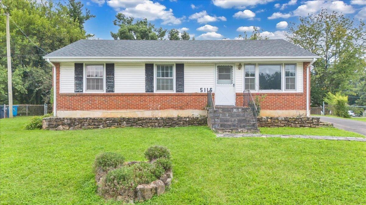 5116 Woodlawn RD