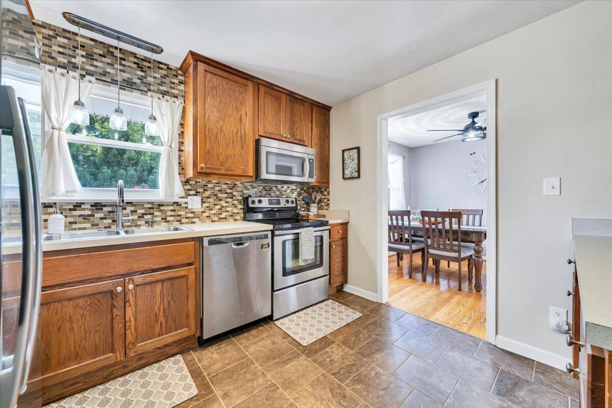 1720 Parker LN - Photo 18