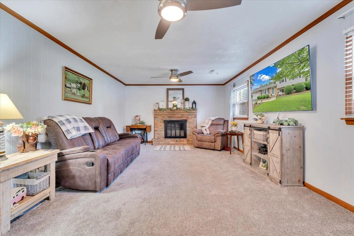 1720 Parker LN - Photo 19