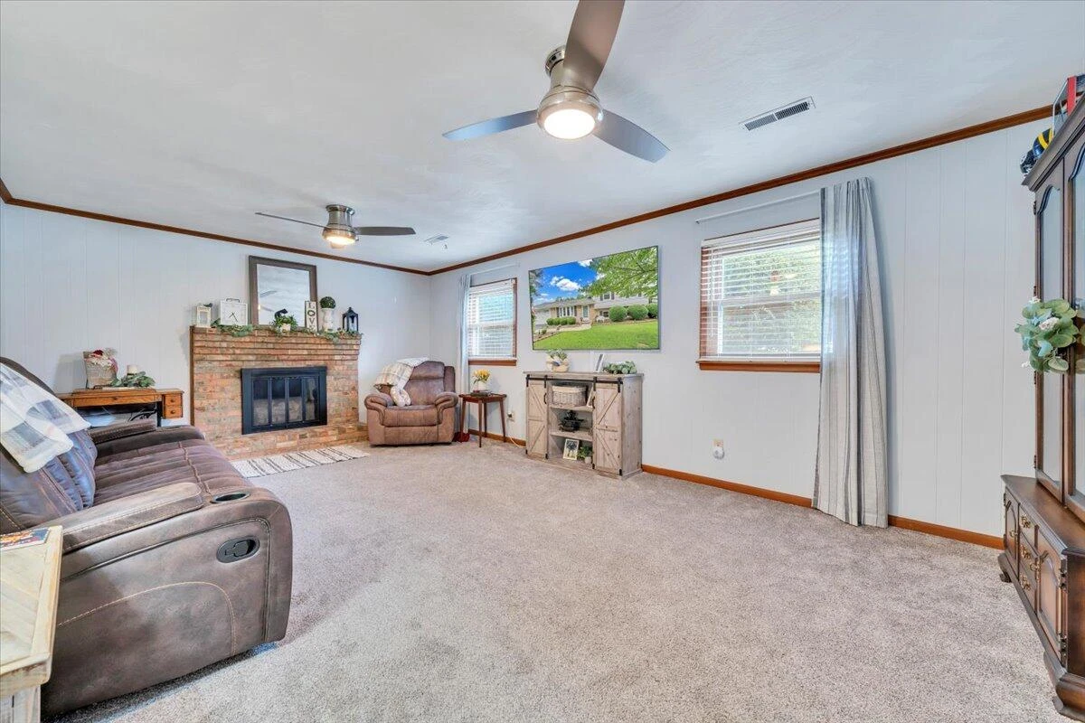 1720 Parker LN - Photo 20