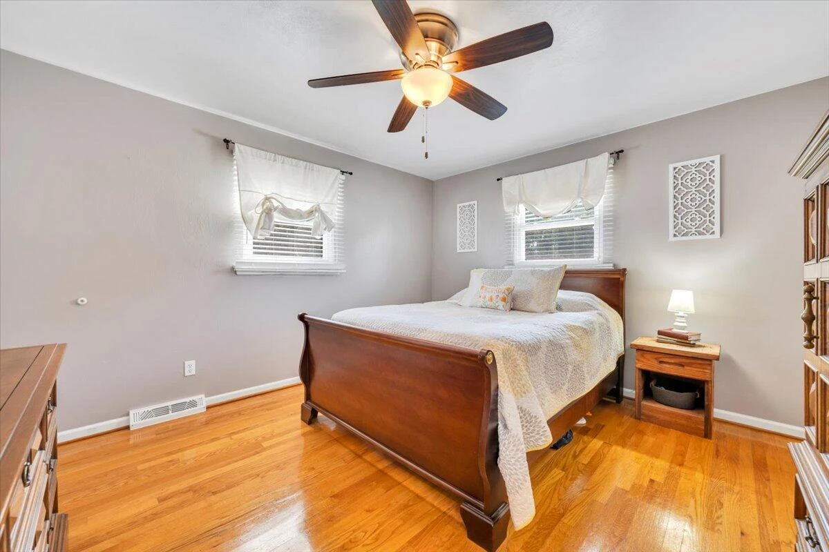 1720 Parker LN - Photo 24