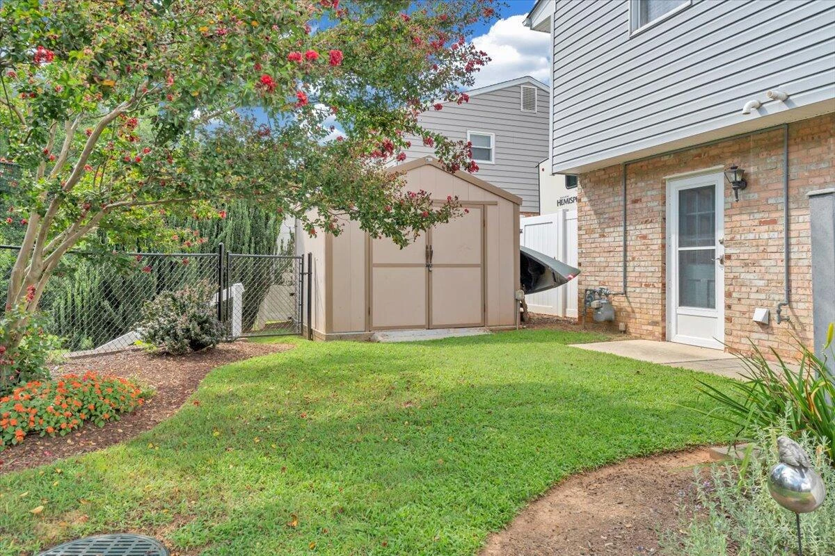 1720 Parker LN - Photo 37