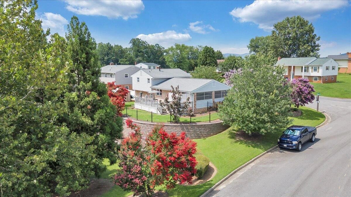 1720 Parker LN - Photo 43