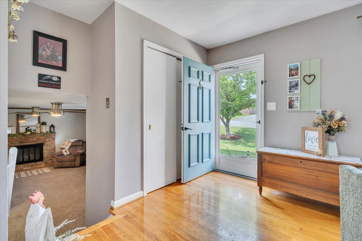 1720 Parker LN - Photo 9