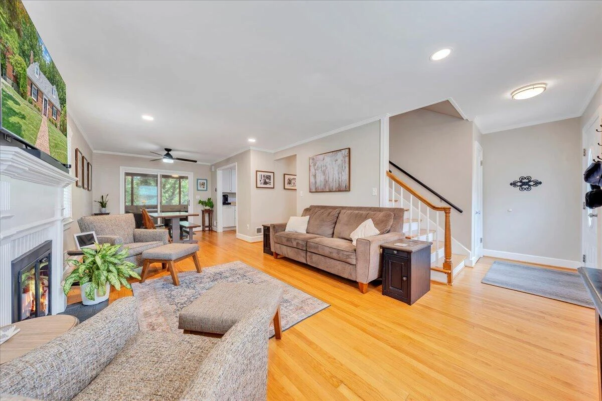 2927 Oak Crest AVE - Photo 2