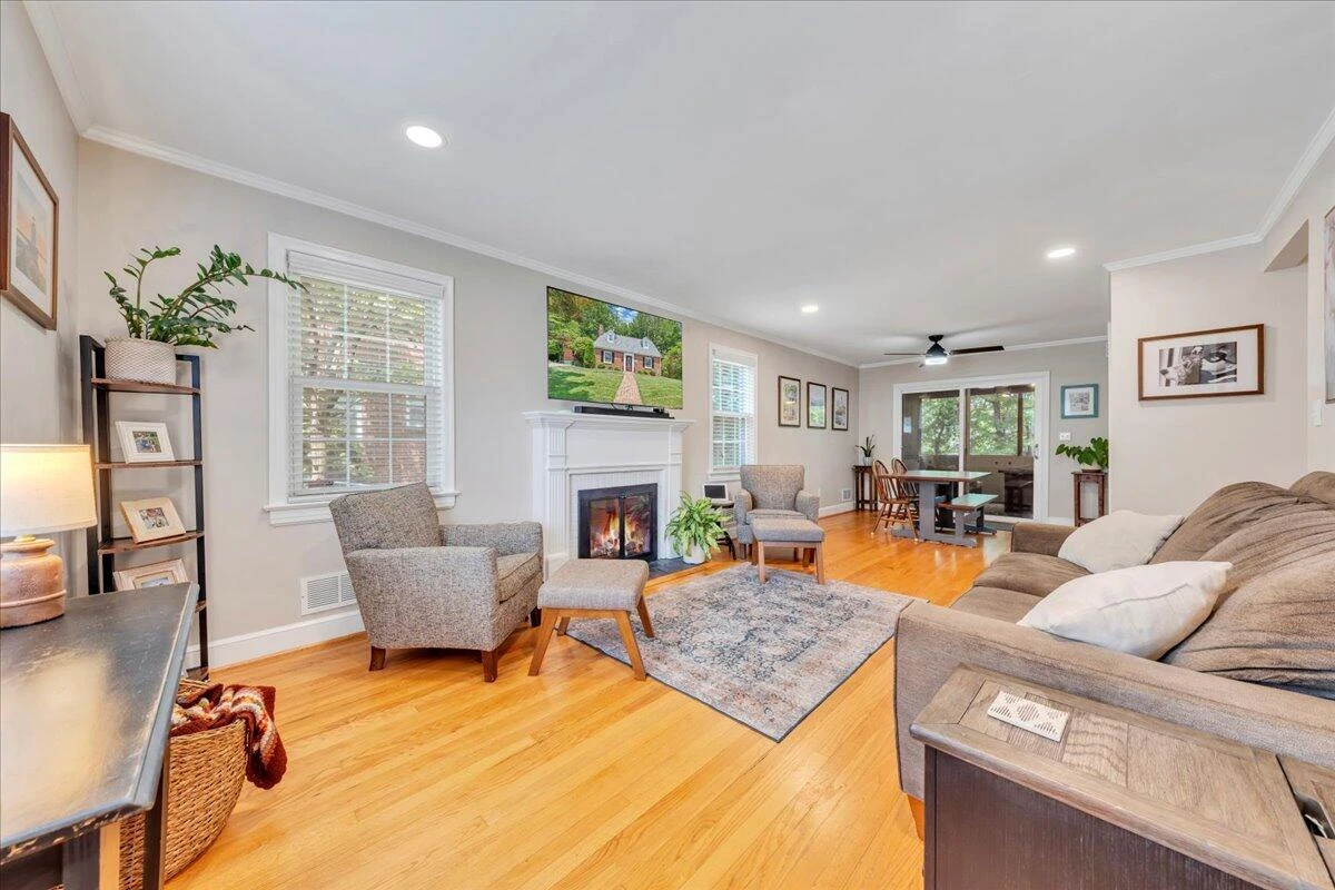 2927 Oak Crest AVE - Photo 3