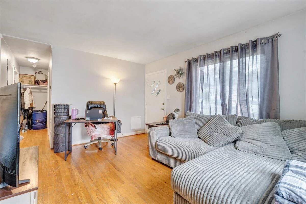 3926 Maine AVE - Photo 3