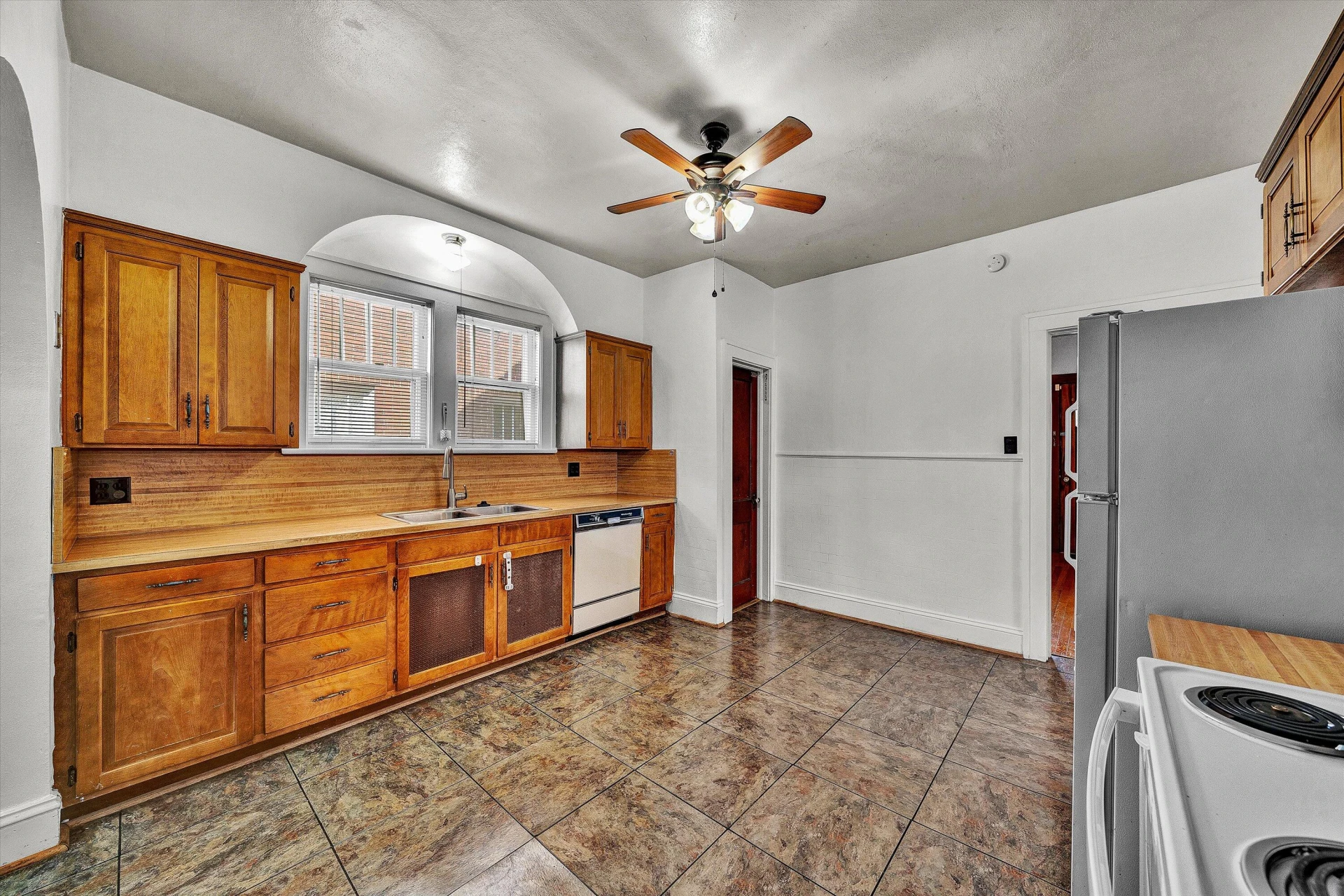706 Montrose AVE - Photo 10