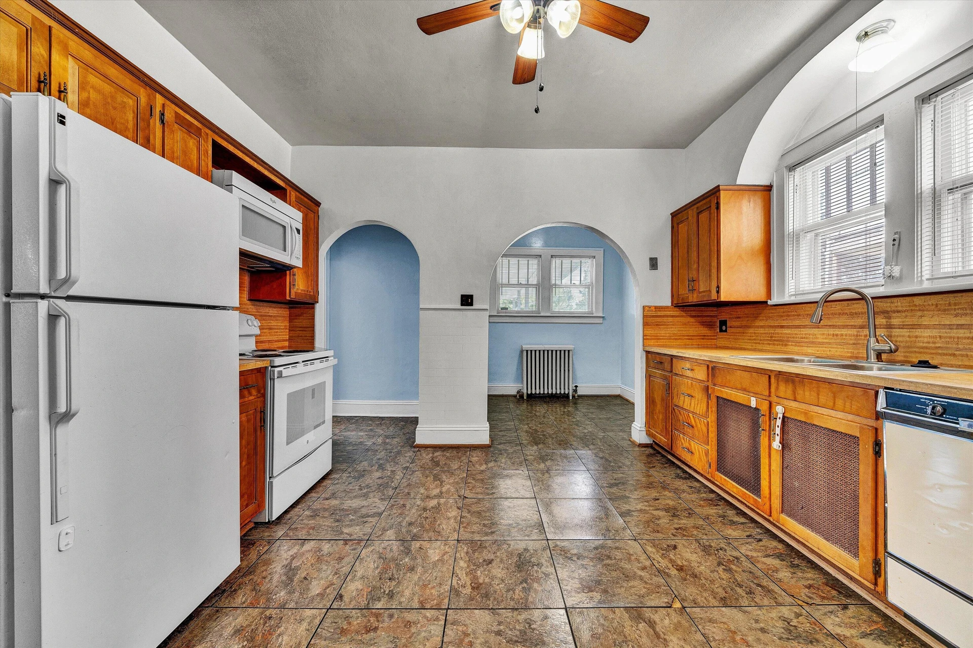 706 Montrose AVE - Photo 11