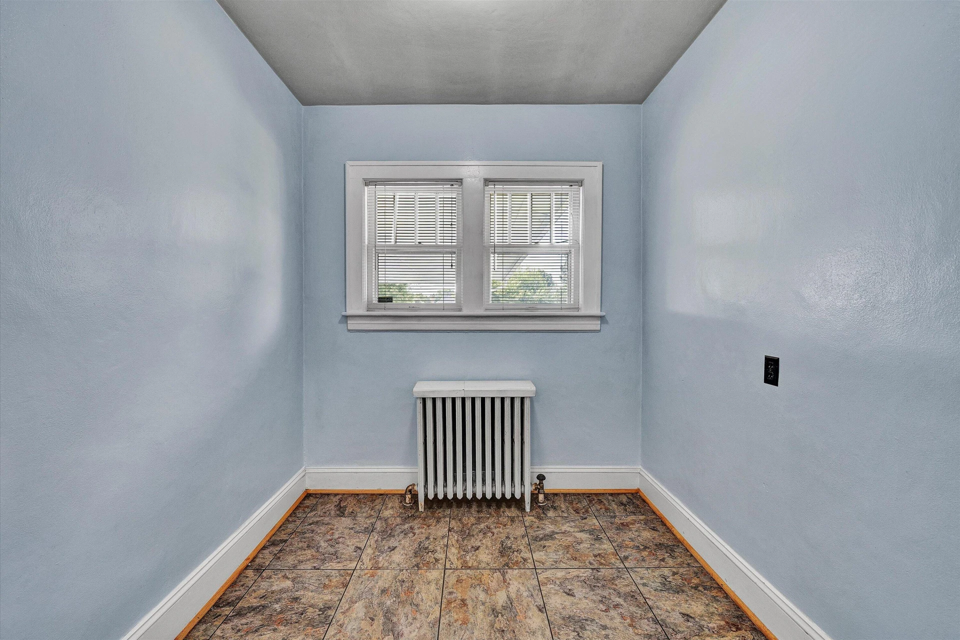 706 Montrose AVE - Photo 12