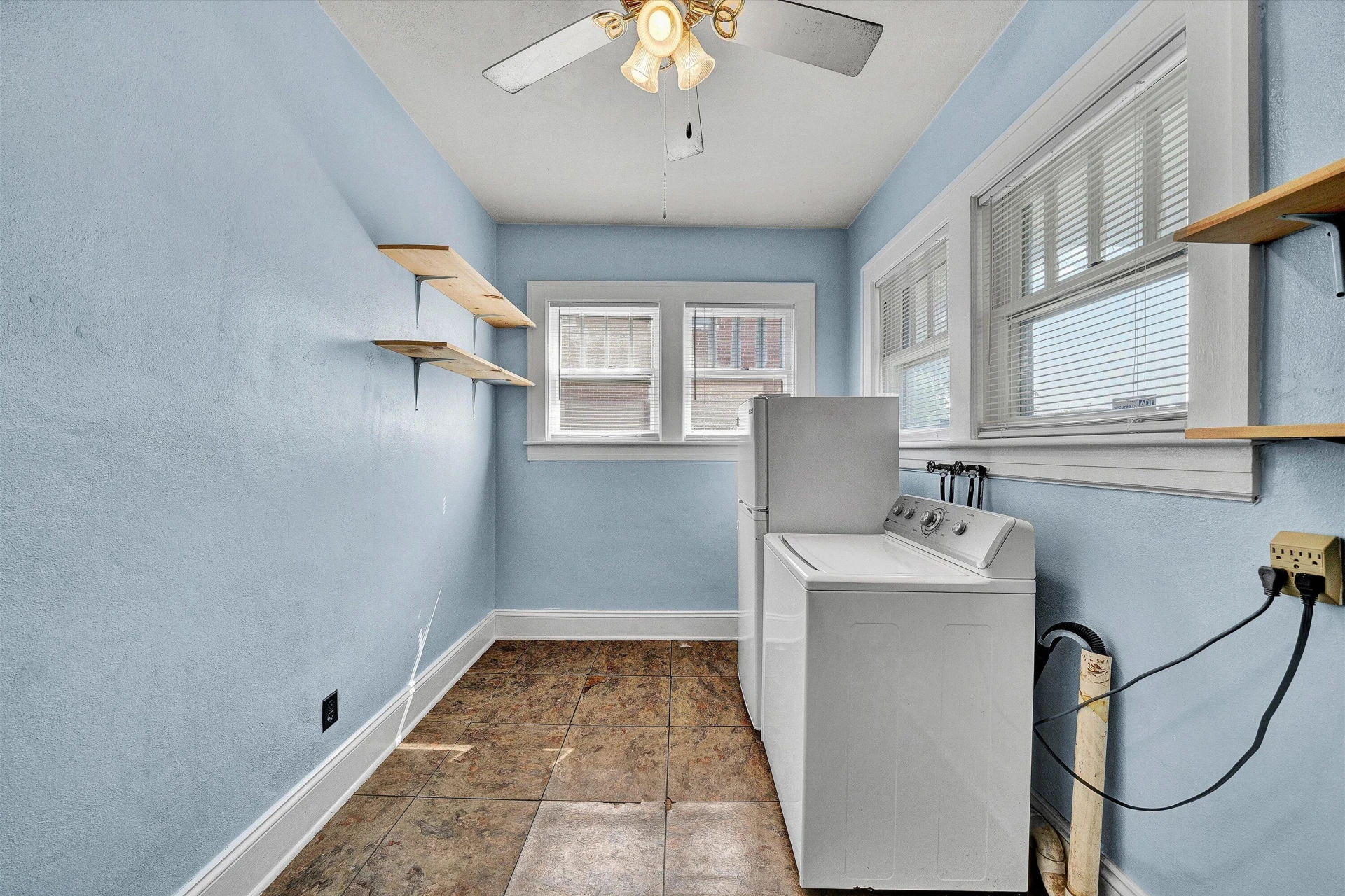 706 Montrose AVE - Photo 13