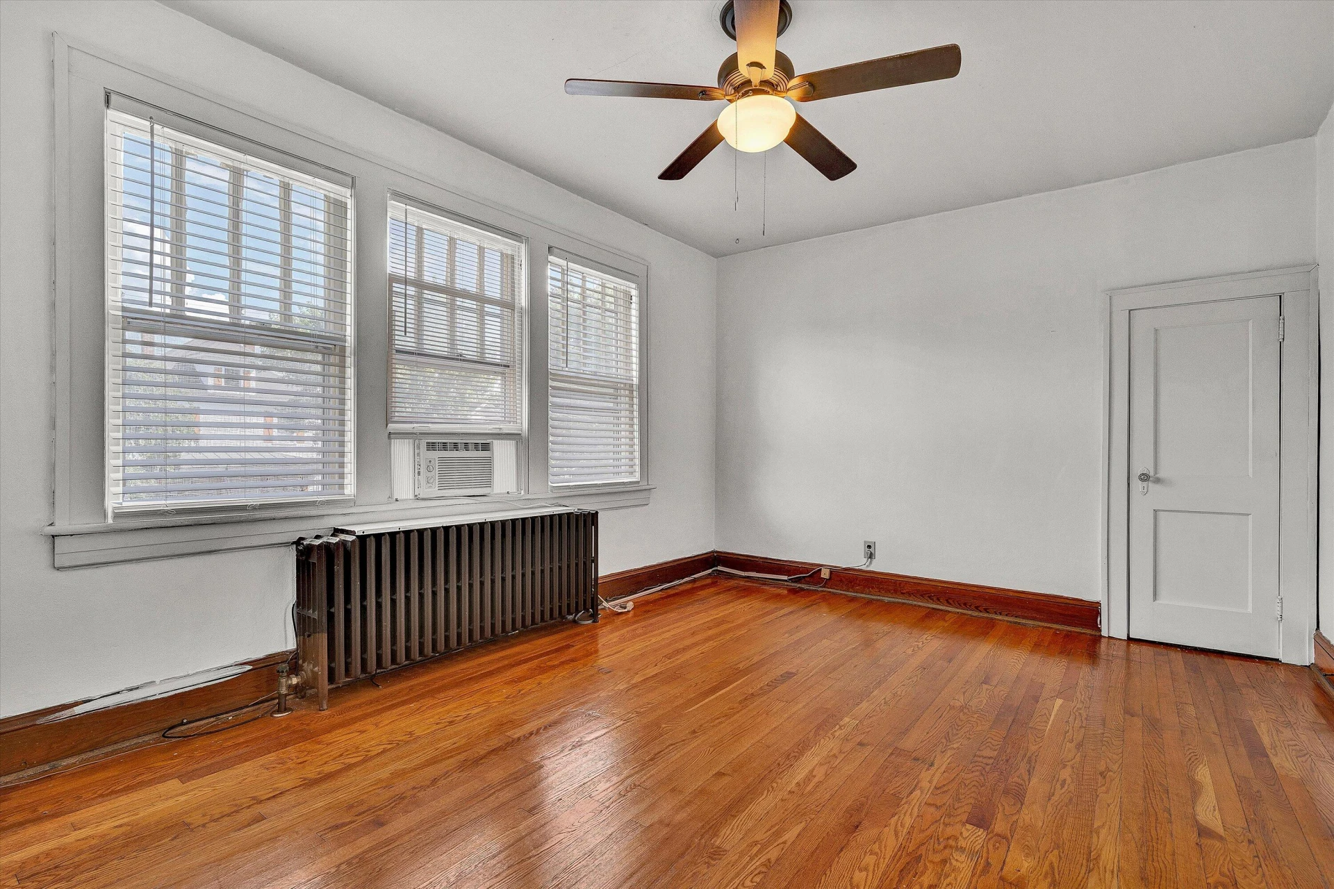 706 Montrose AVE - Photo 16