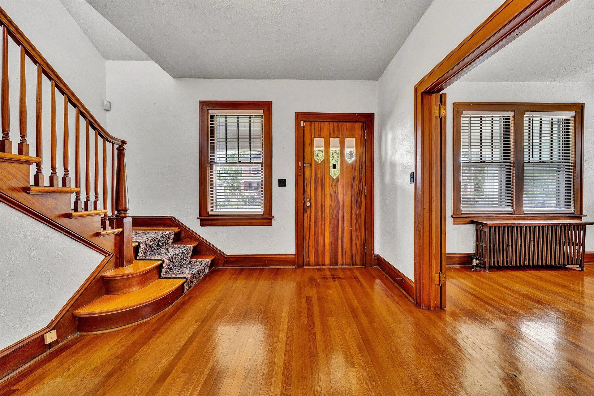 706 Montrose AVE - Photo 3