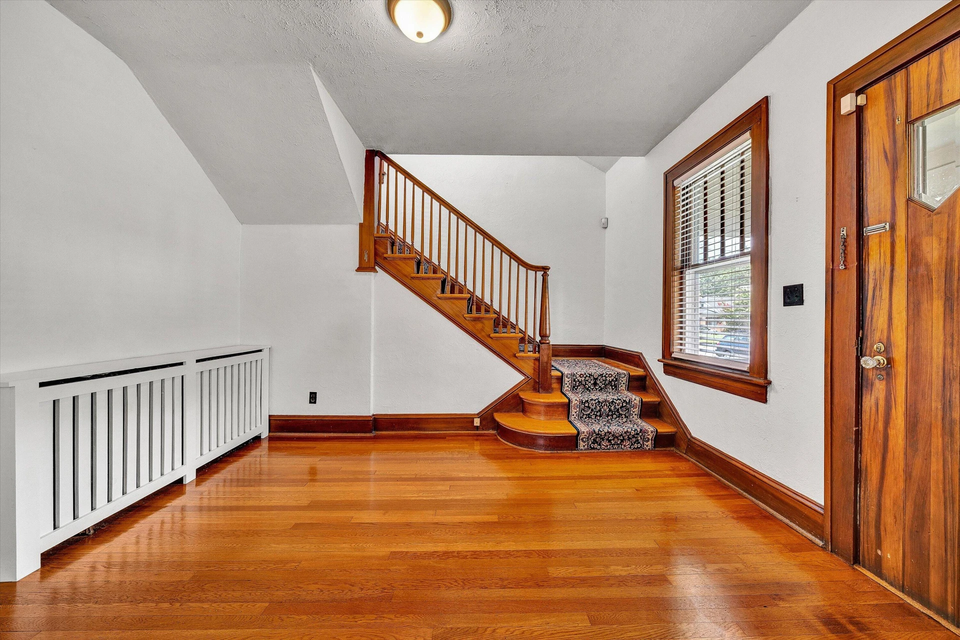 706 Montrose AVE - Photo 4