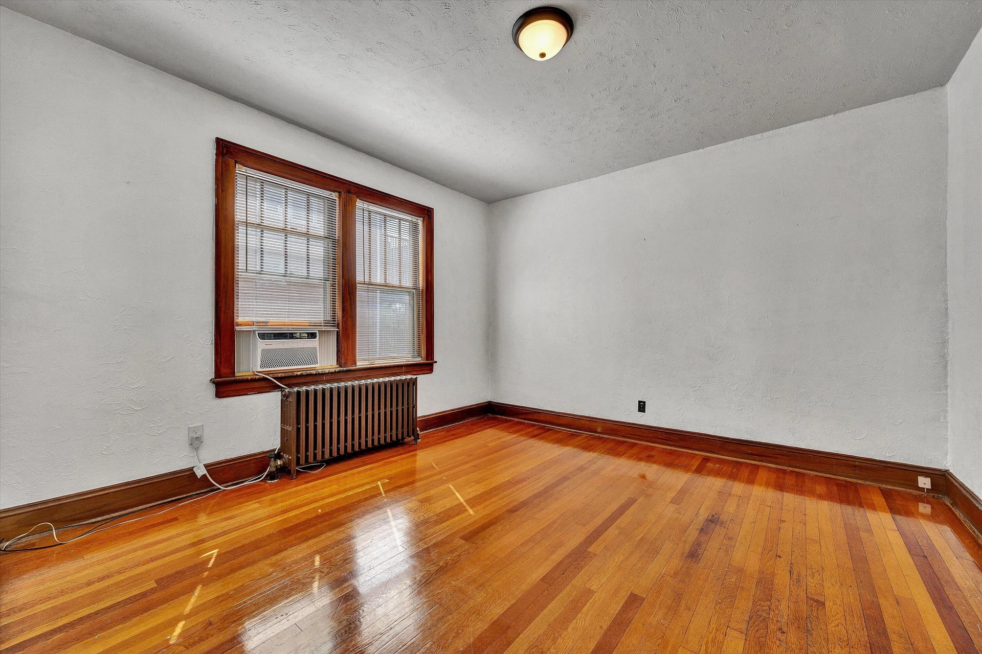706 Montrose AVE - Photo 8