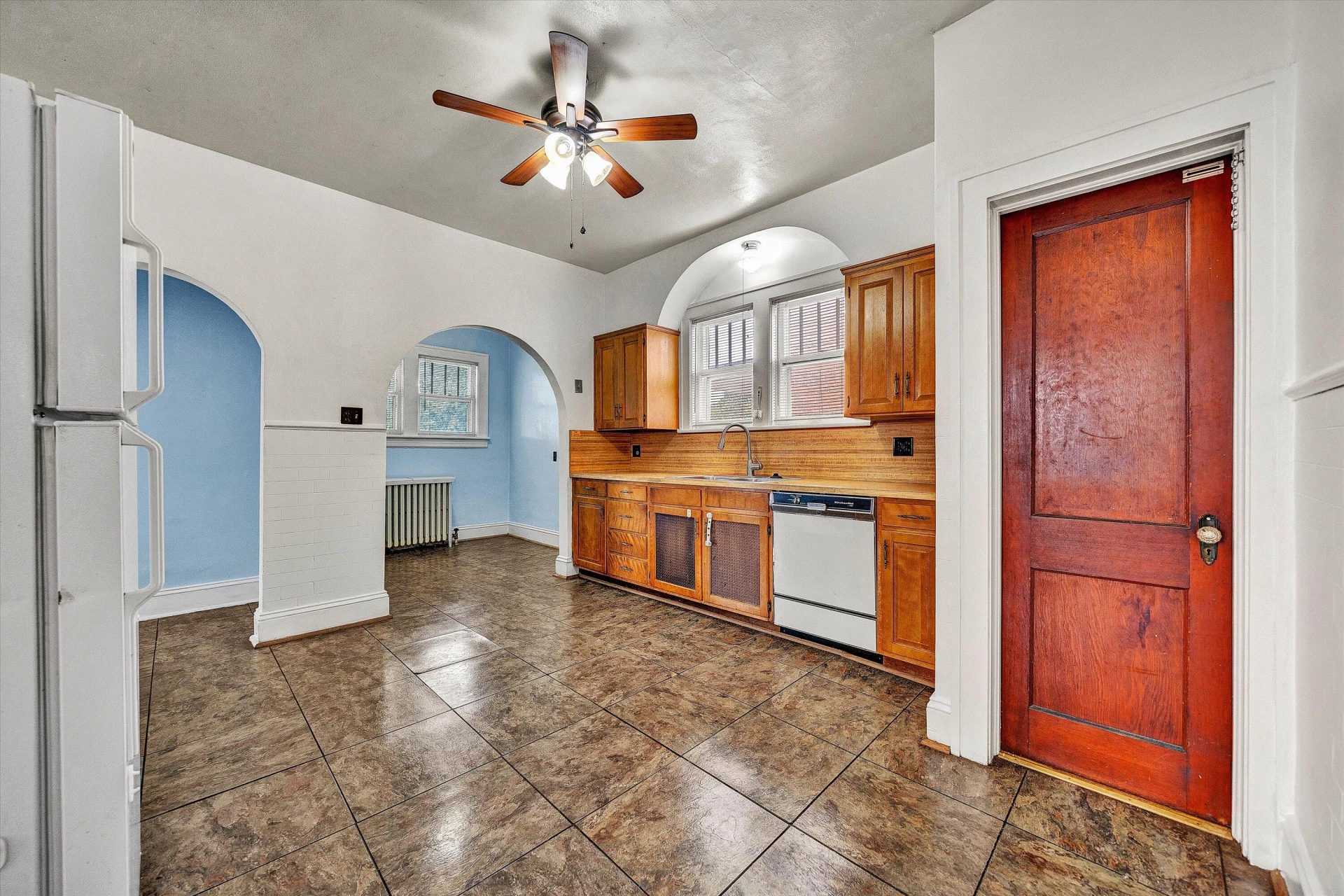 706 Montrose AVE - Photo 9