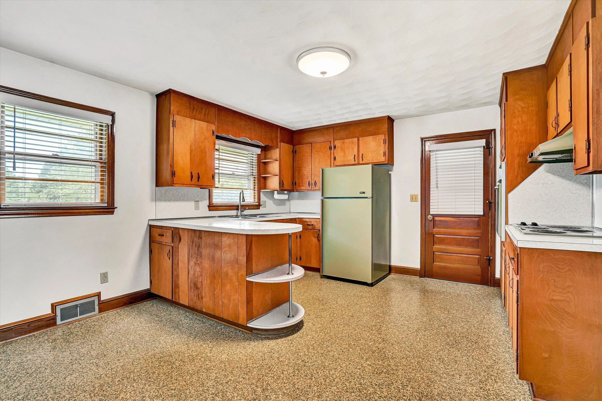 15 Whitten ST - Photo 9