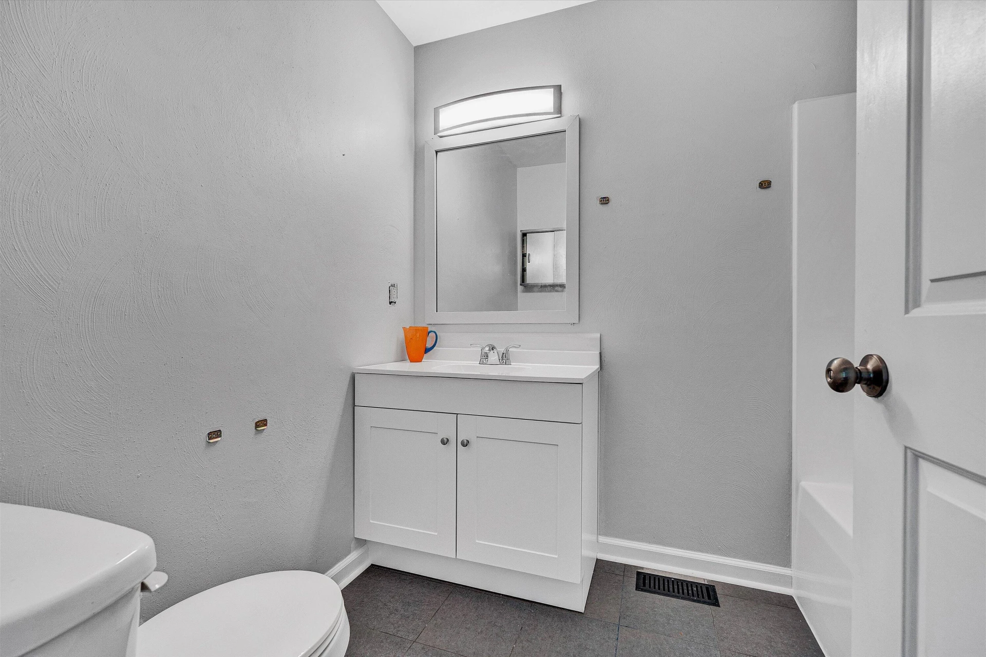 1027 Windsor AVE - Photo 12