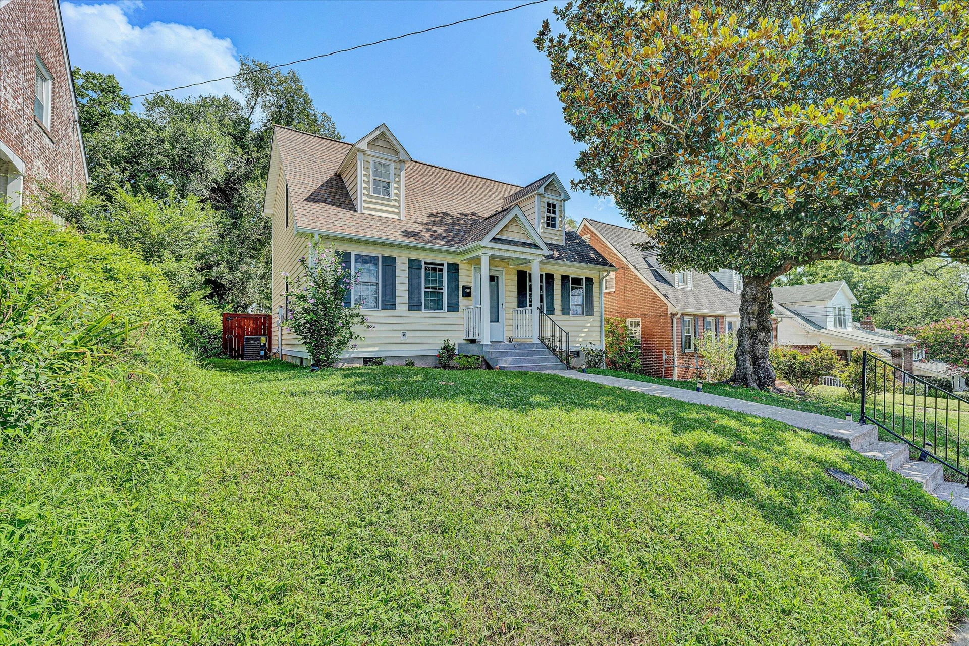 1027 Windsor AVE - Photo 4