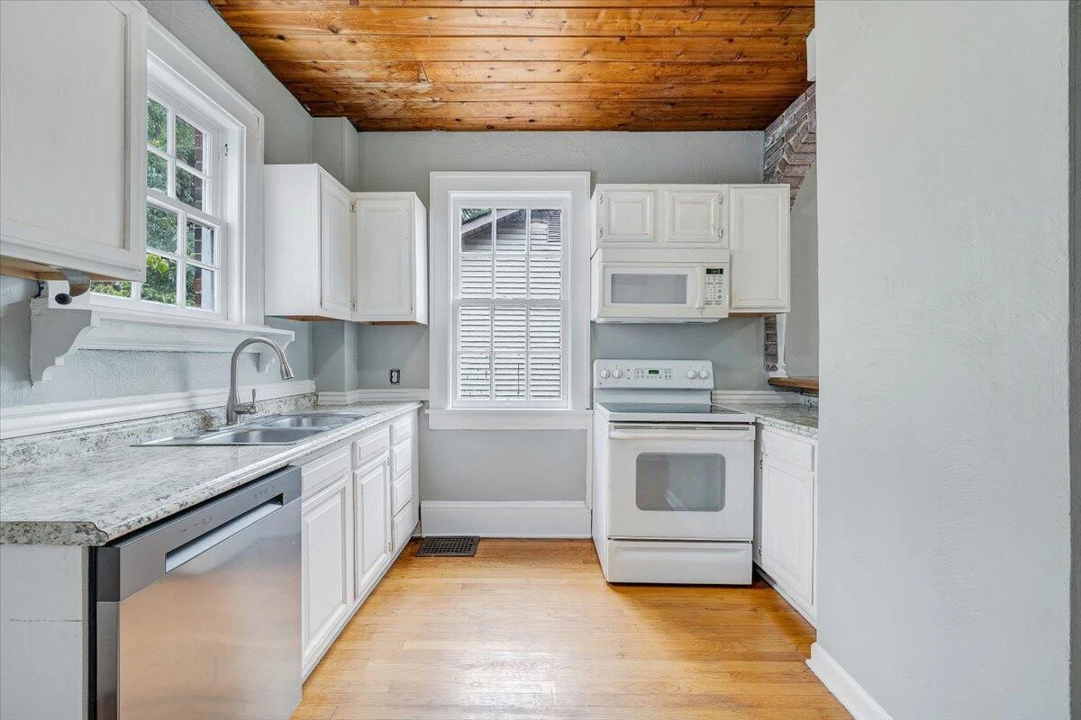 2633 Cedarhurst AVE - Photo 12