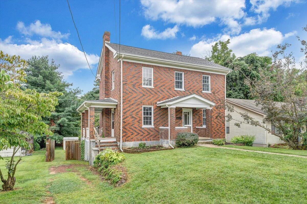2633 Cedarhurst AVE - Photo 2