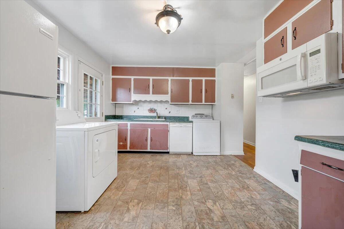 2029 Hampshire AVE - Photo 10