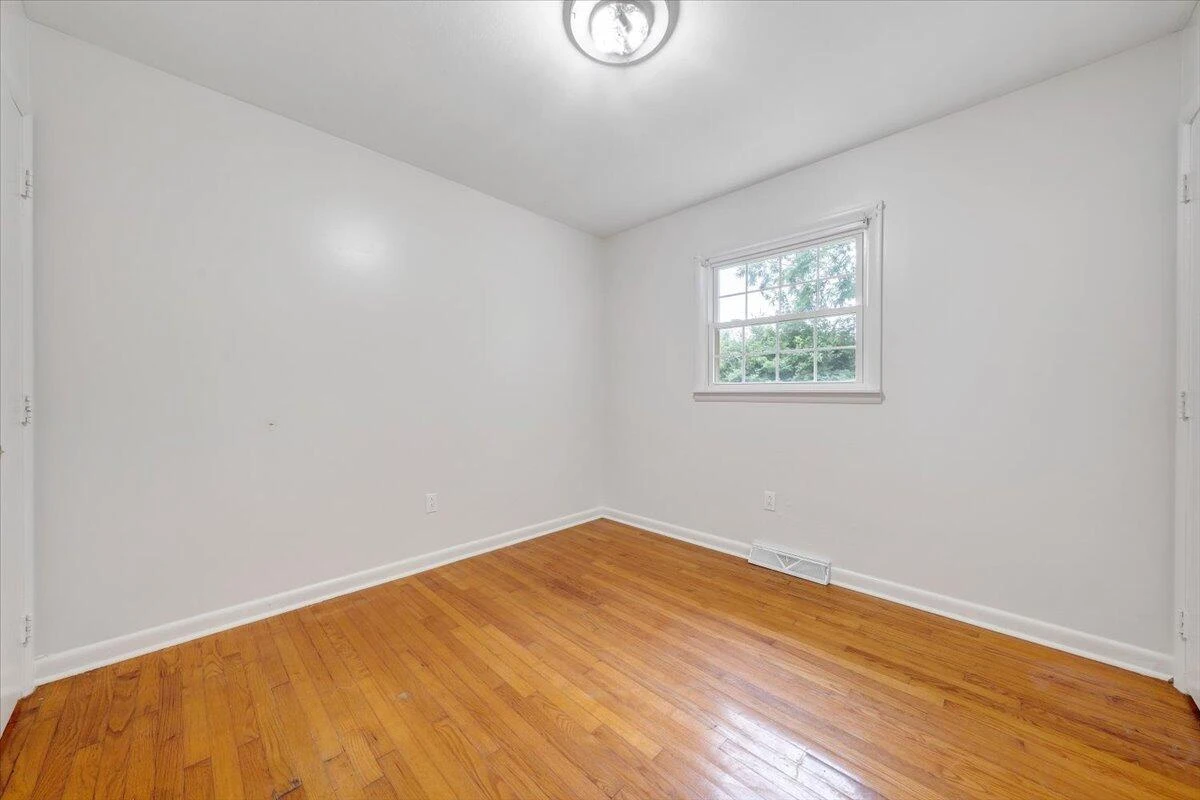 2029 Hampshire AVE - Photo 13