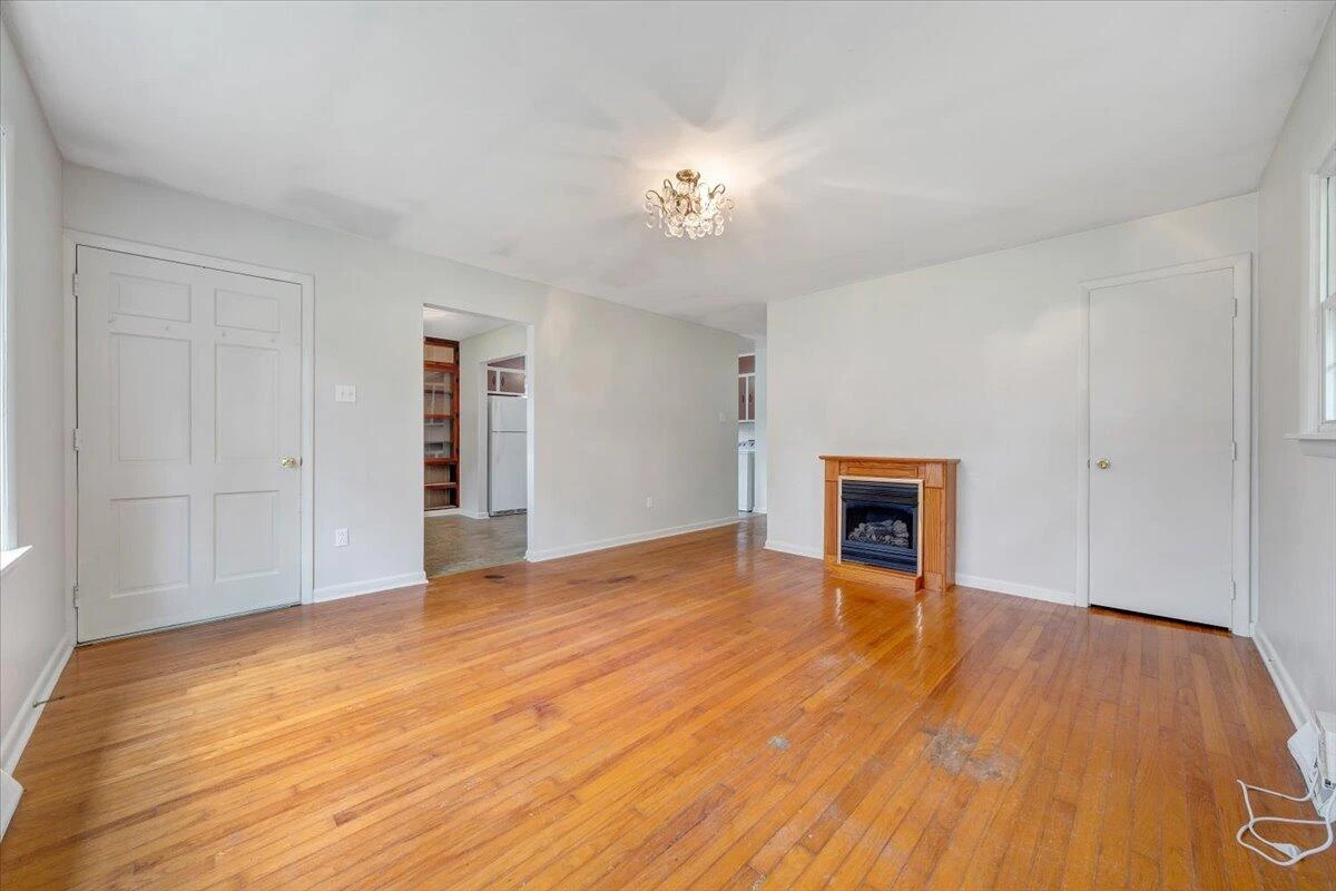 2029 Hampshire AVE - Photo 2