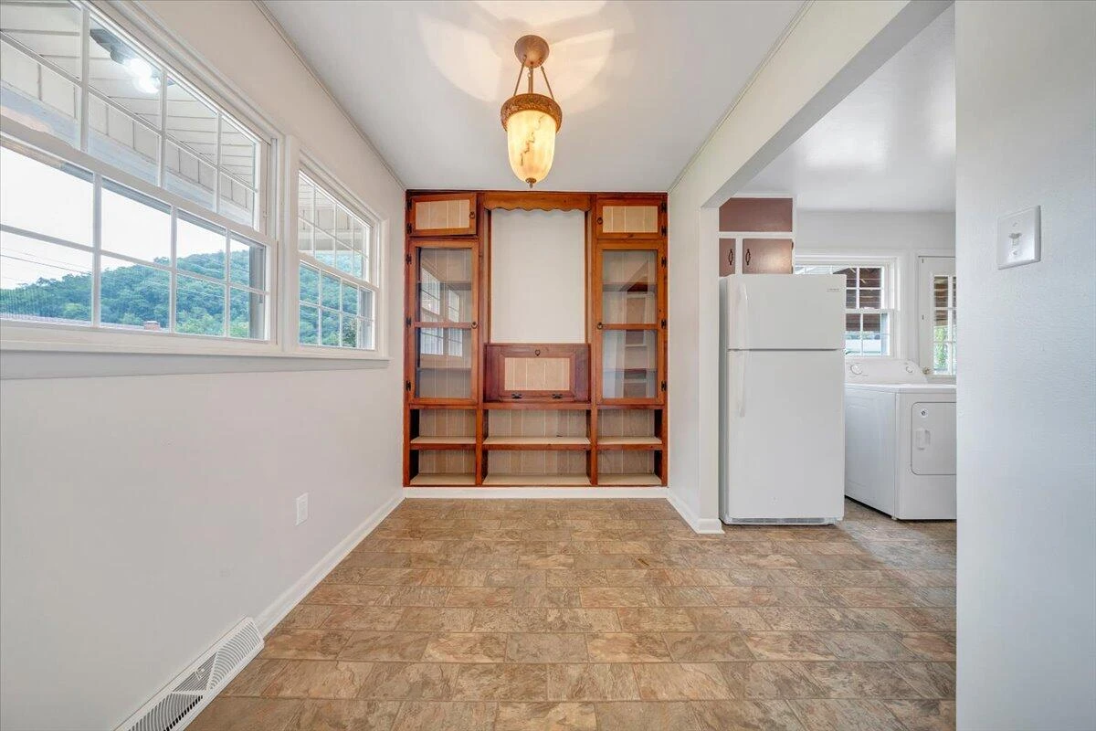 2029 Hampshire AVE - Photo 5