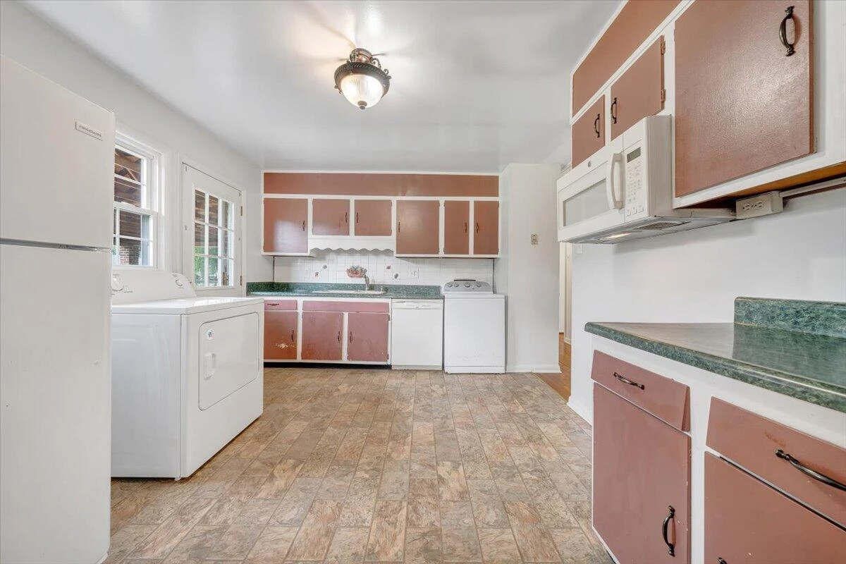 2029 Hampshire AVE - Photo 7