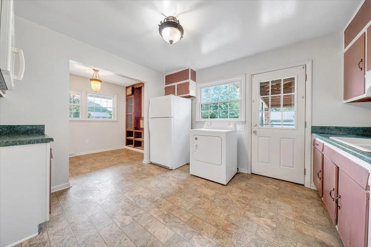 2029 Hampshire AVE - Photo 8