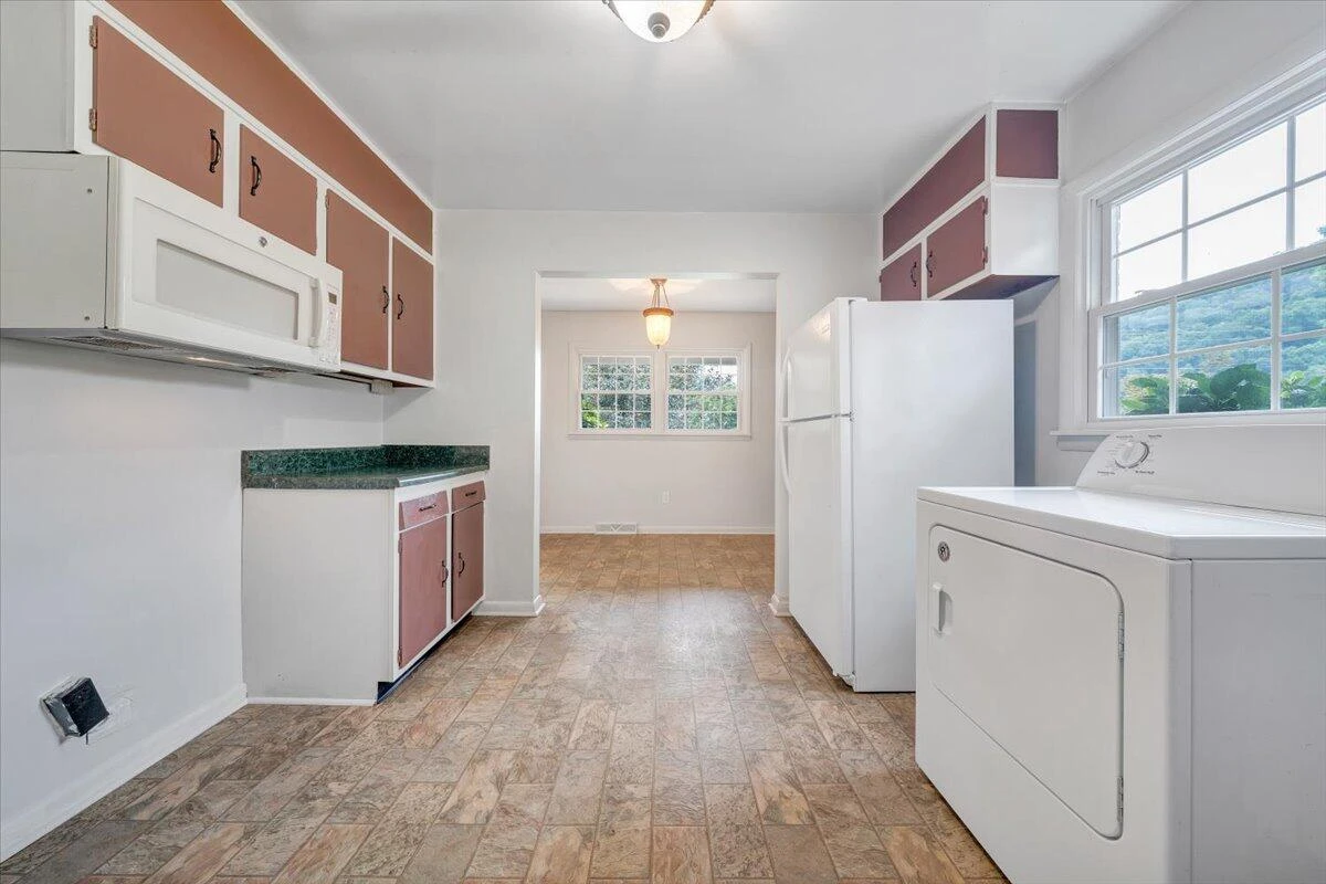2029 Hampshire AVE - Photo 9