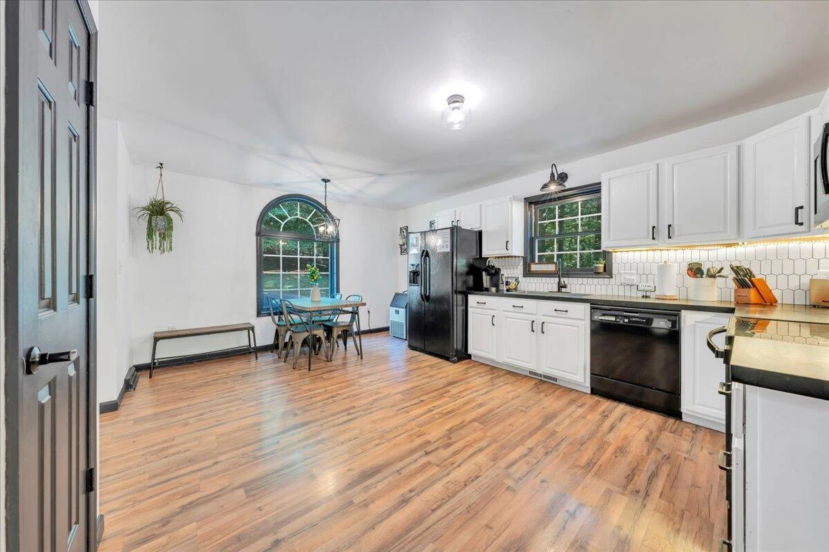709 Forest Lawn DR - Photo 14