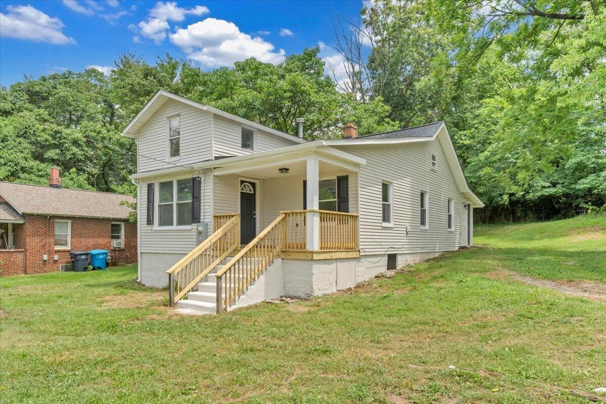 2107 Hollins RD