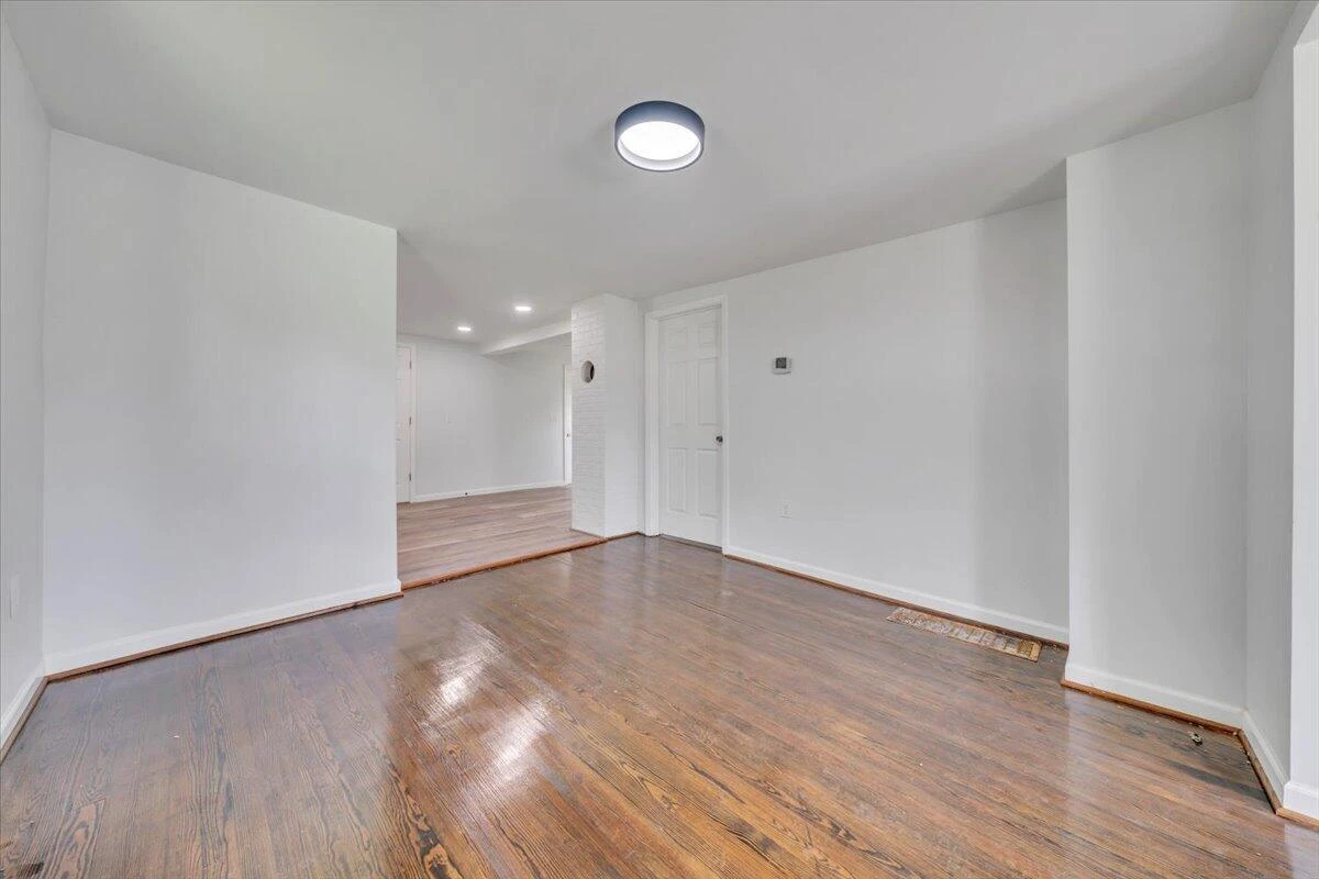 2107 Hollins RD - Photo 10