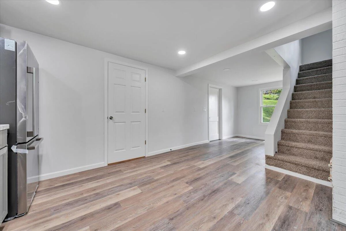 2107 Hollins RD - Photo 11