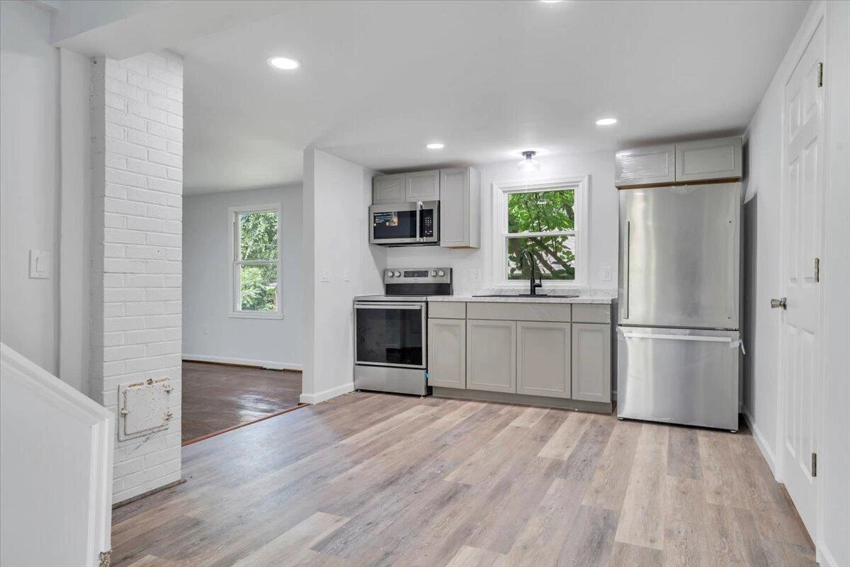 2107 Hollins RD - Photo 16