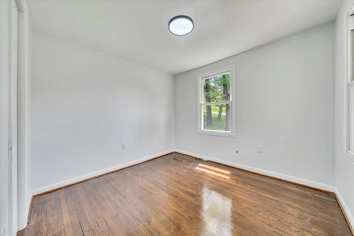 2107 Hollins RD - Photo 18