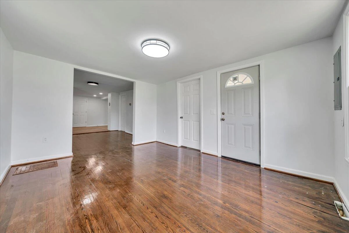 2107 Hollins RD - Photo 3