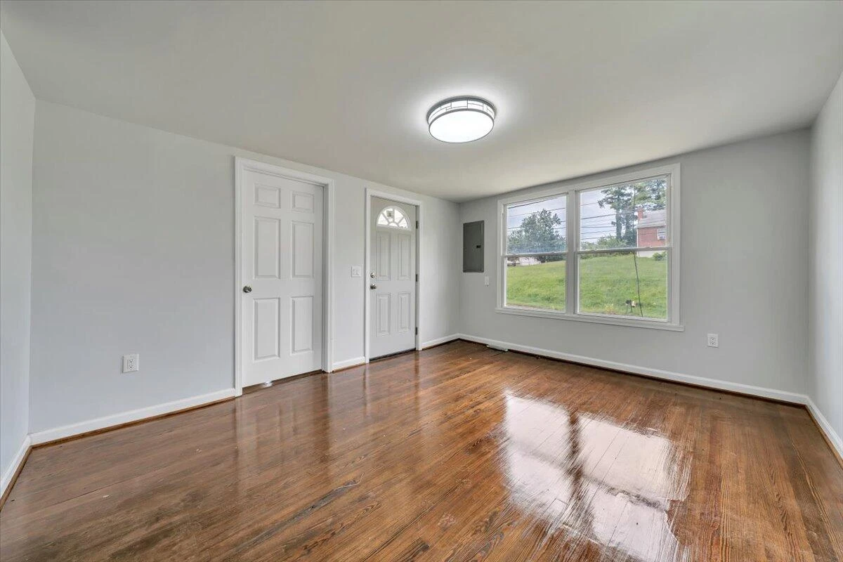 2107 Hollins RD - Photo 4