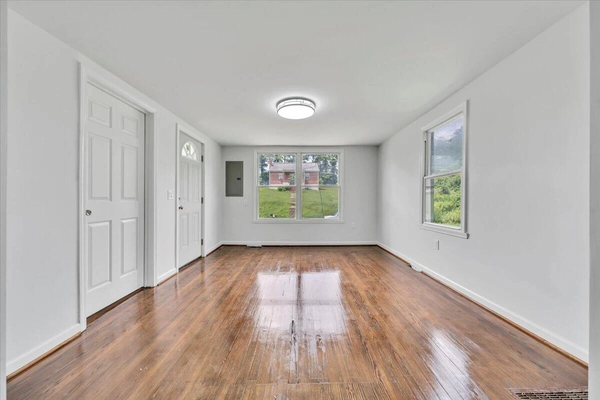 2107 Hollins RD - Photo 5