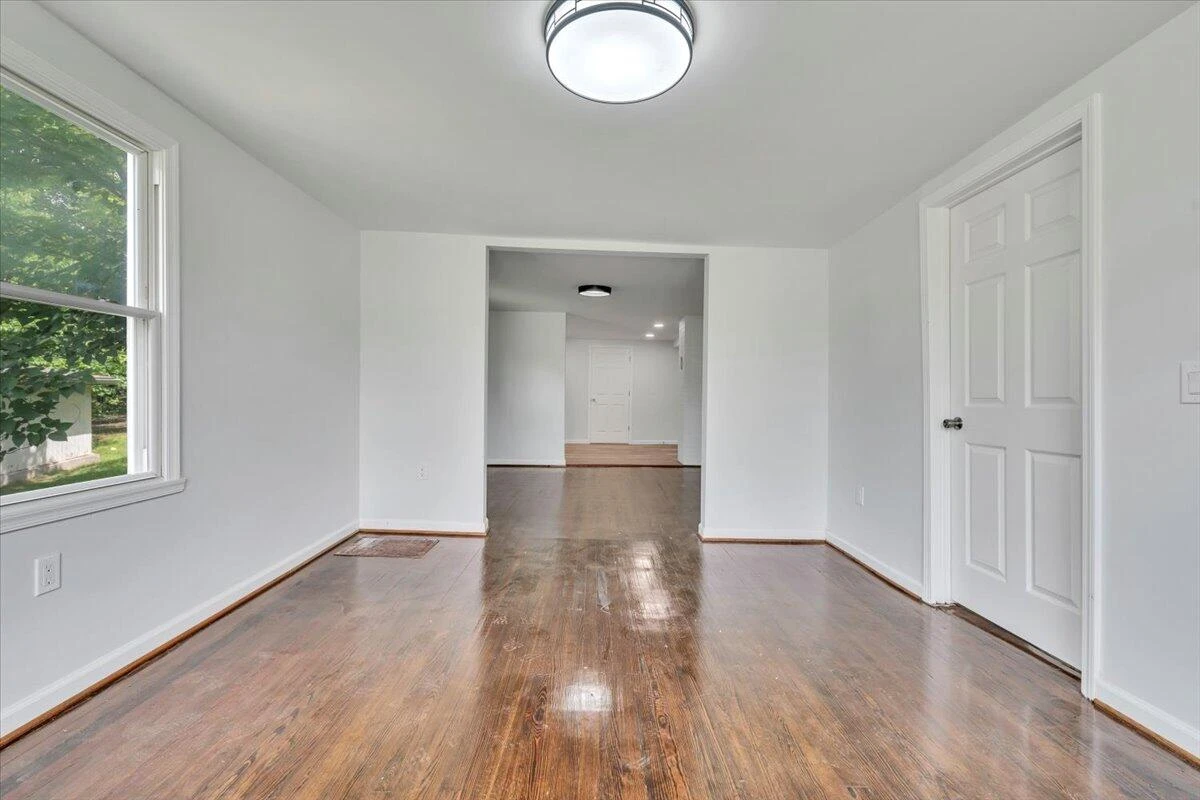 2107 Hollins RD - Photo 6