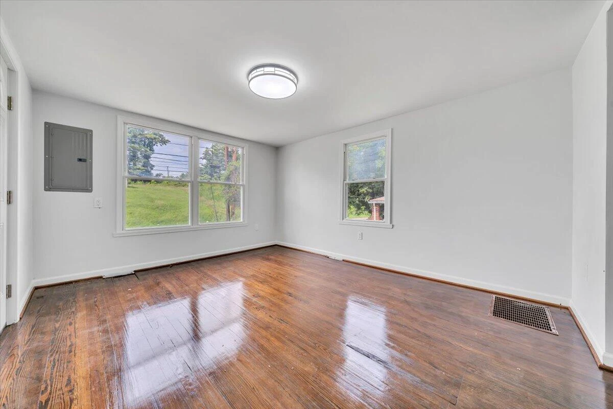 2107 Hollins RD - Photo 7