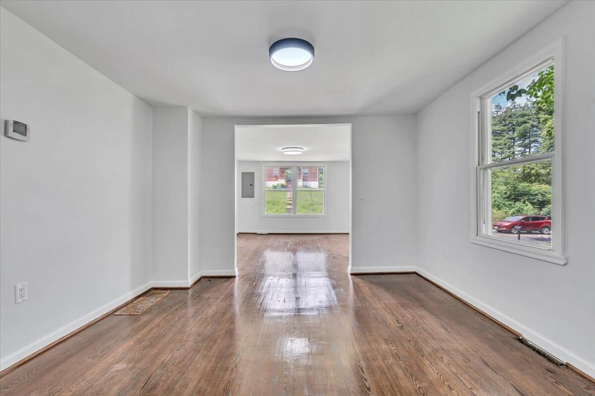 2107 Hollins RD - Photo 8
