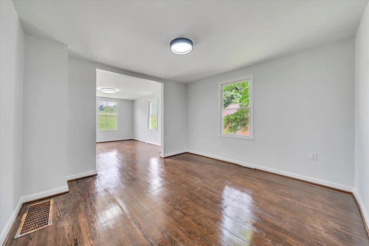 2107 Hollins RD - Photo 9