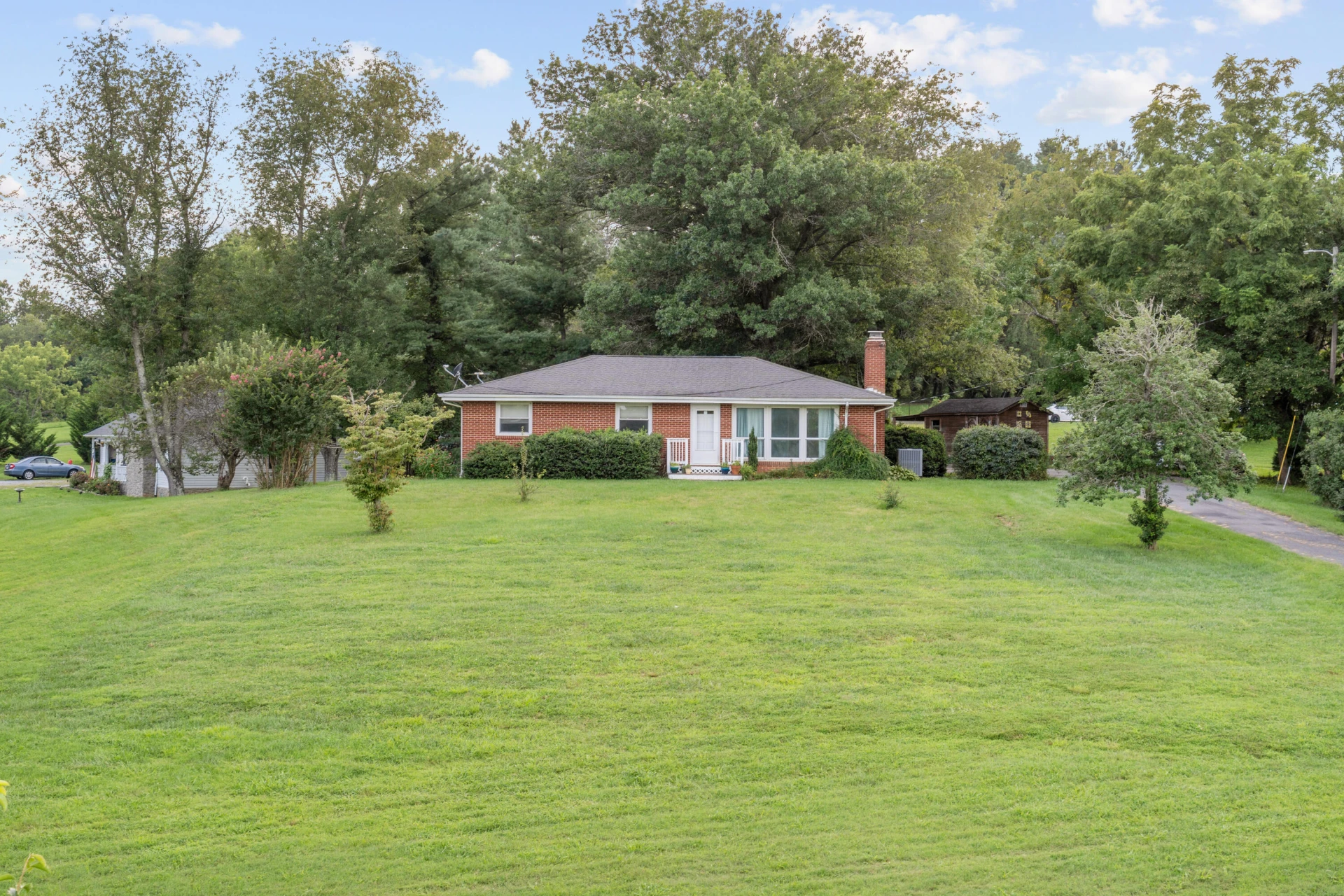 1361 Country Club RD - Photo 2